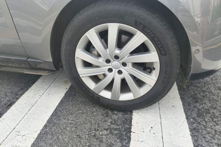 Used Land Rover Range 2023 3.0 L6 400 PS Prestige Seven-Seater Extended Version Right Front Wheel Hub