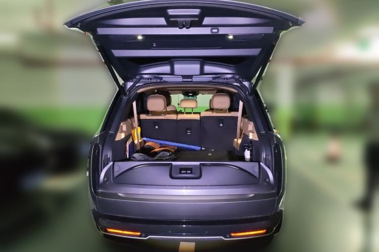 Used Land Rover Range 2023 3.0 L6 400 PS Prestige Seven-Seater Extended Version Trunk