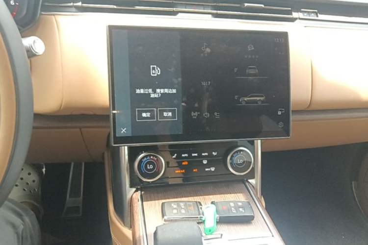Used Land Rover Range 2023 3.0 L6 400 PS Flagship Extended Version Audio And AC Panel