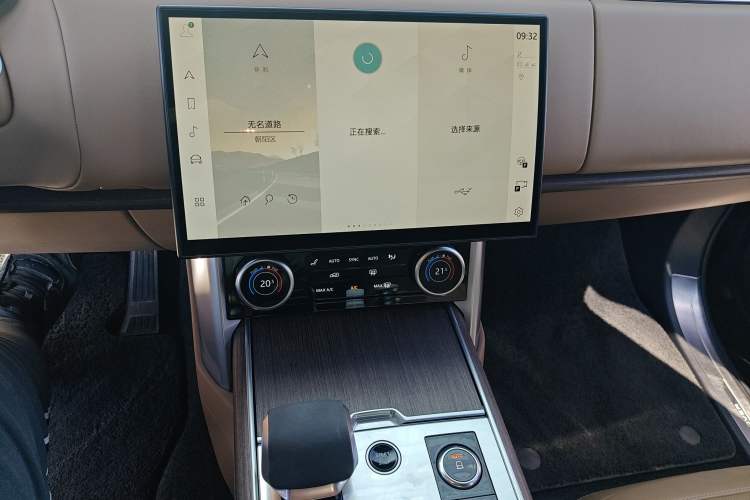 Used Land Rover Range 2023 3.0 L6 400 PS Extended Long-Wheelbase Version Audio And AC Panel
