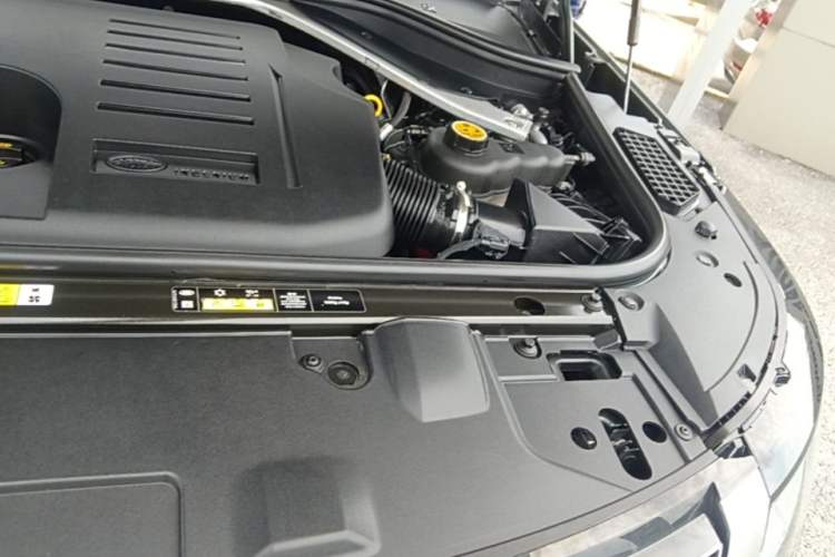 Used Land Rover Range 2023 3.0 L6 400 PS Flagship Extended Version Engine Bay Left