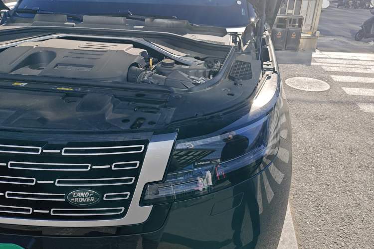 Used Land Rover Range 2023 3.0 L6 400 PS Extended Long-Wheelbase Version Engine Bay Left
