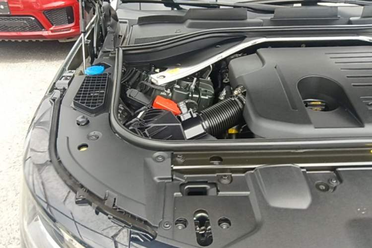 Used Land Rover Range 2023 3.0 L6 400 PS Flagship Extended Version Engine Bay Right