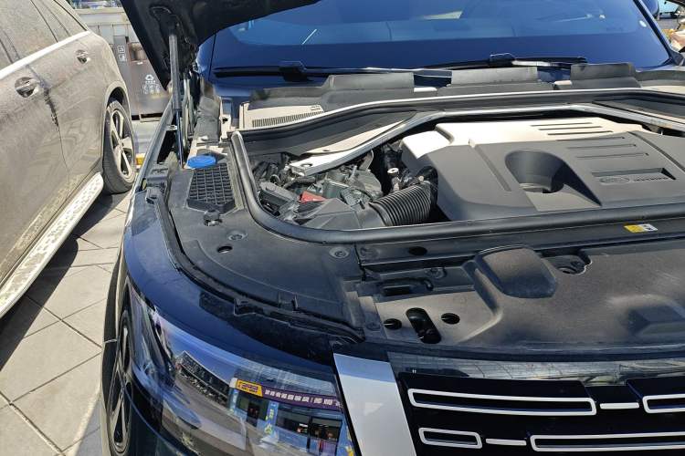 Used Land Rover Range 2023 3.0 L6 400 PS Extended Long-Wheelbase Version Engine Bay Right