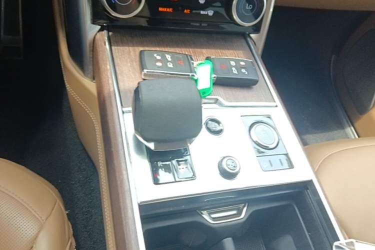 Used Land Rover Range 2023 3.0 L6 400 PS Flagship Extended Version Gear Lever
