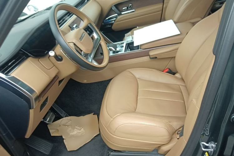 Used Land Rover Range 2023 3.0 L6 400 PS Flagship Extended Version Left Front Seat
