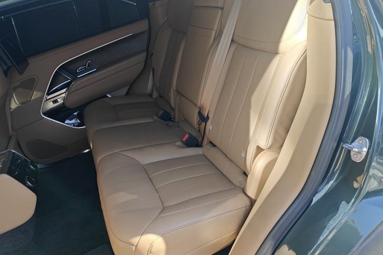 Used Land Rover Range 2023 3.0 L6 400 PS Extended Long-Wheelbase Version Left Rear Seat