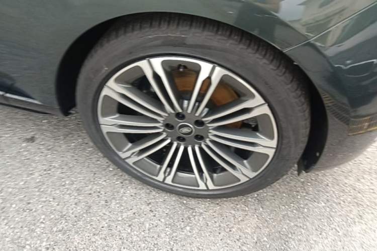 Used Land Rover Range 2023 3.0 L6 400 PS Flagship Extended Version Right Front Wheel Hub