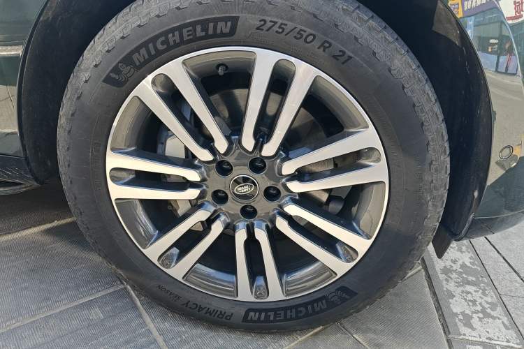Used Land Rover Range 2023 3.0 L6 400 PS Extended Long-Wheelbase Version Right Front Wheel Hub