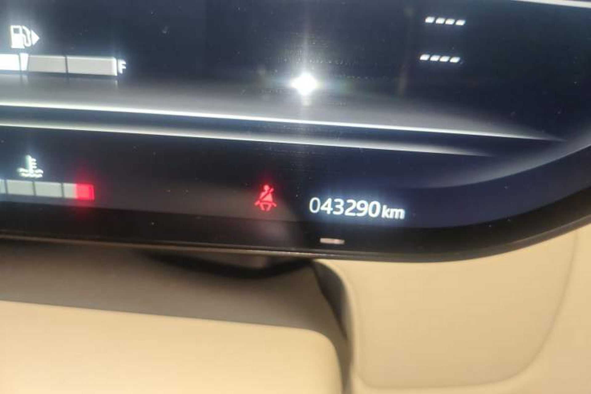 Used Land Rover Range 2023 3.0 L6 400 PS Extended Long-Wheelbase Version Odometer Close Up