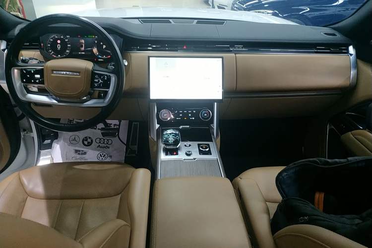 Used Land Rover Range 2023 3.0 L6 400 PS Prestige Seven-Seater Extended Version Audio And AC Panel