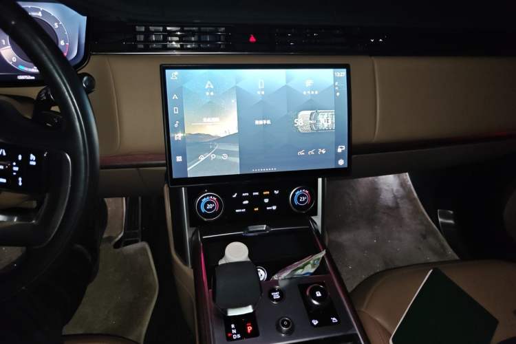 Used Land Rover Range 2023 3.0 L6 400 PS Prestige Seven-Seater Extended Version Audio And AC Panel