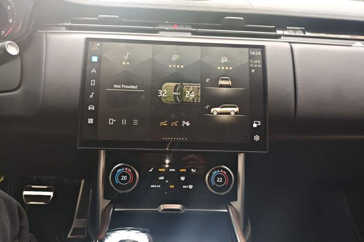 Used Land Rover Range 2023 3.0 L6 400 PS Prestige Seven-Seater Extended Version Audio And AC Panel