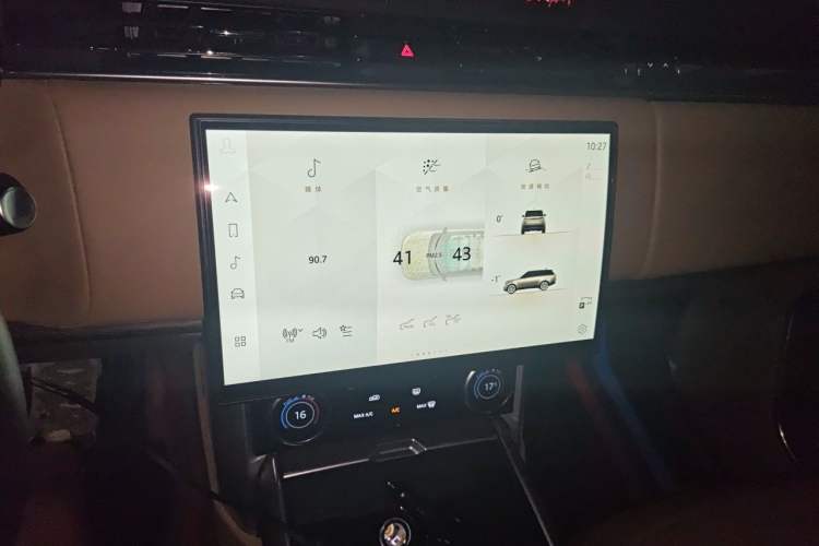 Used Land Rover Range 2023 3.0 L6 400 PS Prestige Seven-Seater Extended Version Audio And AC Panel