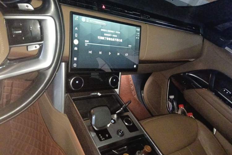 Used Land Rover Range 2023 3.0 L6 400 PS Prestige Seven-Seater Extended Version Audio And AC Panel