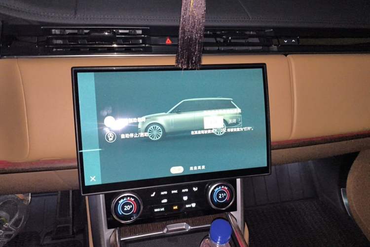Used Land Rover Range 2023 3.0 L6 400 PS Prestige Seven-Seater Extended Version Audio And AC Panel