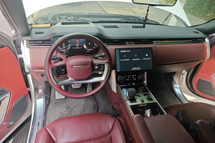 Used Land Rover Range 2023 3.0 L6 400 PS Extended Long-Wheelbase Version Center Console