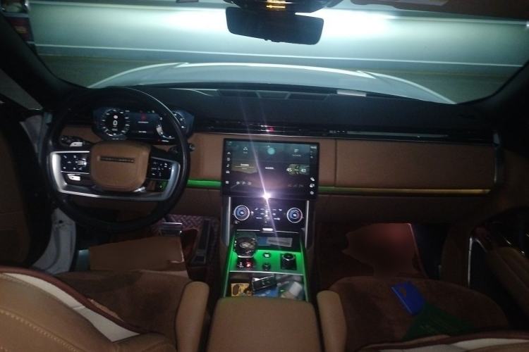 Used Land Rover Range 2023 3.0 L6 360 PS Grand Edition Center Console
