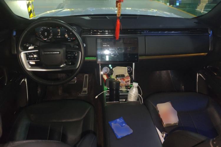 Used Land Rover Range 2023 3.0 L6 400 PS Prestige Seven-Seater Extended Version Center Console
