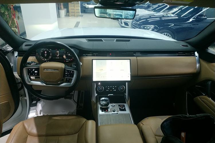 Used Land Rover Range 2023 3.0 L6 400 PS Prestige Seven-Seater Extended Version Center Console