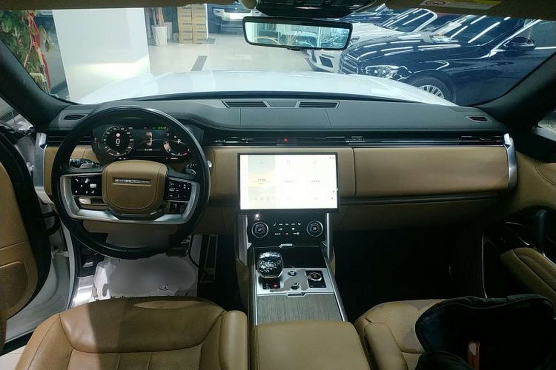 Used Land Rover Range 2023 3.0 L6 400 PS Prestige Seven-Seater Extended Version Center Console