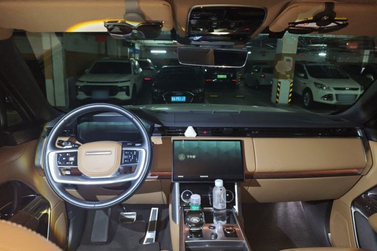 Used Land Rover Range 2023 3.0 L6 400 PS Prestige Seven-Seater Extended Version Center Console