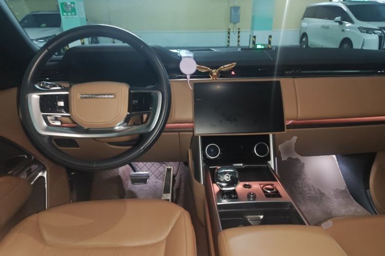 Used Land Rover Range 2023 3.0 L6 400 PS Prestige Seven-Seater Extended Version Center Console