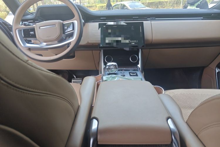 Used Land Rover Range 2023 3.0 L6 360 PS Grand Edition Center Console