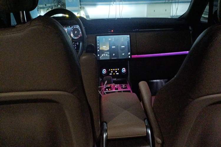 Used Land Rover Range 2023 3.0 L6 400 PS Prestige Seven-Seater Extended Version Center Console