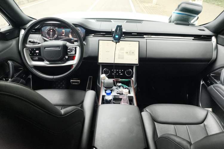 Used Land Rover Range 2023 3.0 L6 360 PS Grand Edition Center Console