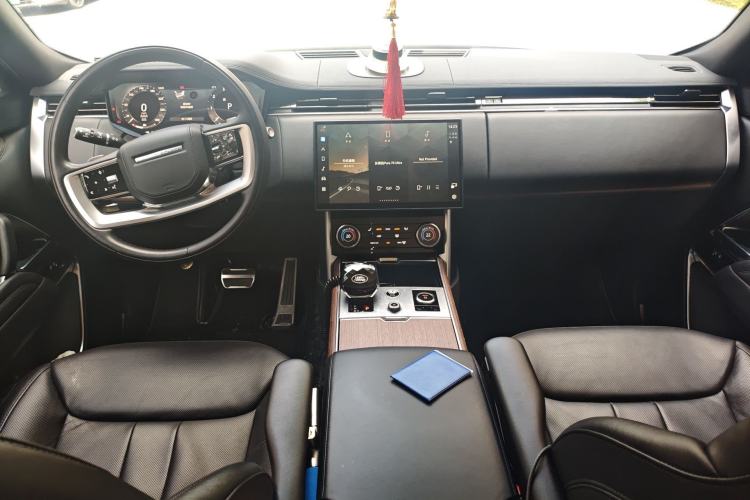 Used Land Rover Range 2023 3.0 L6 400 PS Prestige Seven-Seater Extended Version Center Console