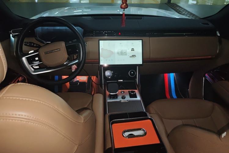 Used Land Rover Range 2023 3.0 L6 400 PS Prestige Seven-Seater Extended Version Center Console