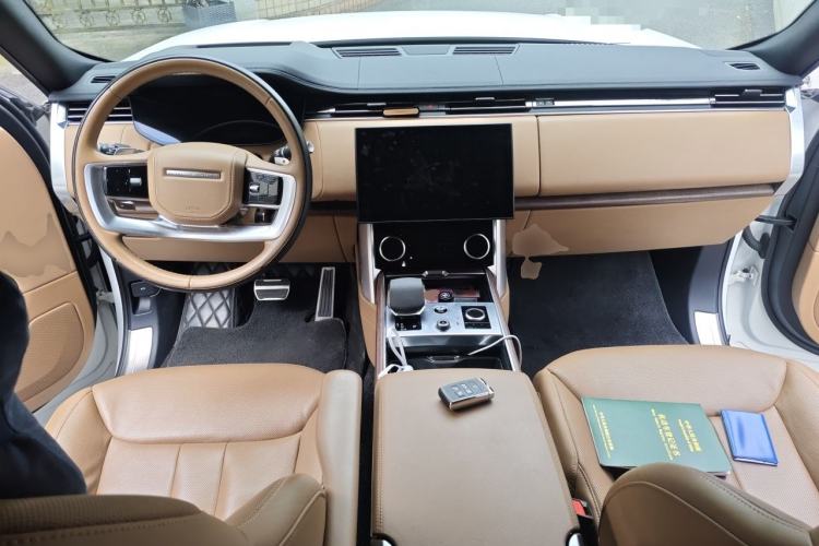 Used Land Rover Range 2023 3.0 L6 400 PS Extended Luxury Edition Center Console