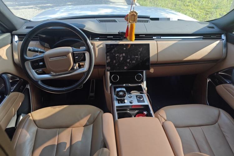 Used Land Rover Range 2023 3.0 L6 400 PS Prestige Seven-Seater Extended Version Center Console
