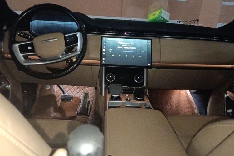 Used Land Rover Range 2023 3.0 L6 400 PS Prestige Seven-Seater Extended Version Center Console