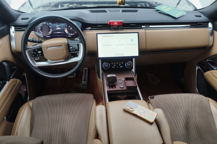 Used Land Rover Range 2023 3.0 L6 400 PS Prestige Seven-Seater Extended Version Center Console
