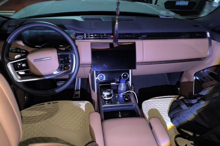 Used Land Rover Range 2023 3.0 L6 400 PS Prestige Seven-Seater Extended Version Center Console