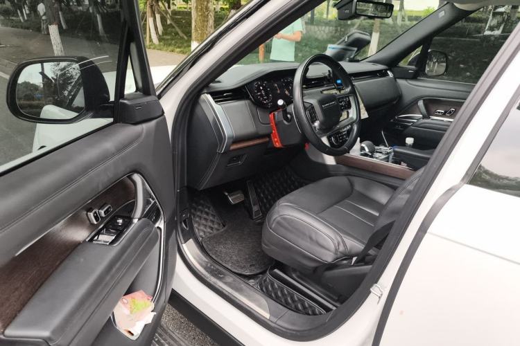 Used Land Rover Range 2023 3.0 L6 360 PS Grand Edition Driver Seat