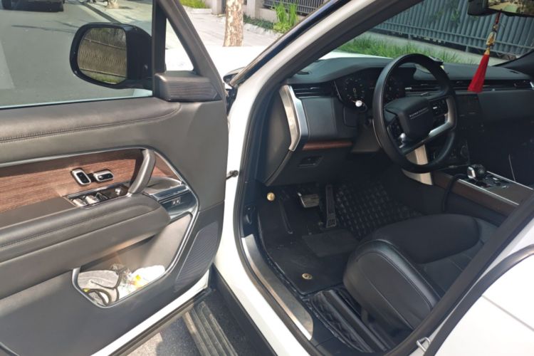 Used Land Rover Range 2023 3.0 L6 400 PS Prestige Seven-Seater Extended Version Driver Seat