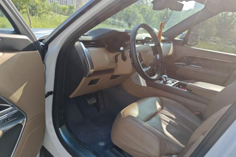 Used Land Rover Range 2023 3.0 L6 400 PS Prestige Seven-Seater Extended Version Driver Seat