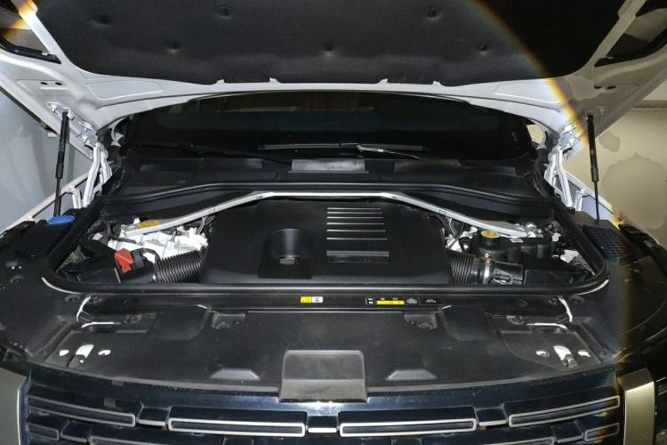 Used Land Rover Range 2023 3.0 L6 360 PS Grand Edition Engine Bay