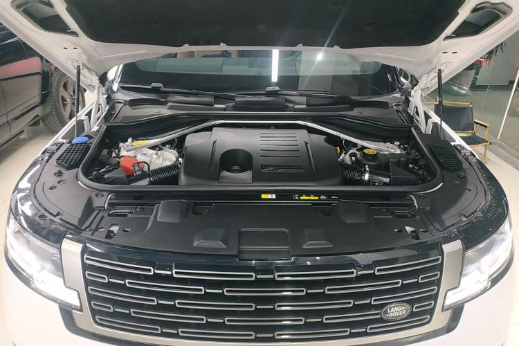 Used Land Rover Range 2023 3.0 L6 400 PS Prestige Seven-Seater Extended Version Engine Bay
