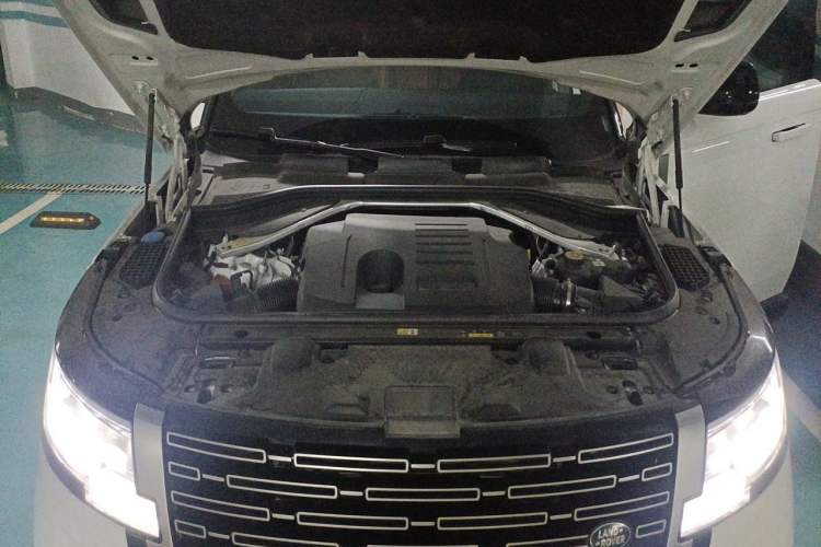 Used Land Rover Range 2023 3.0 L6 400 PS Prestige Seven-Seater Extended Version Engine Bay