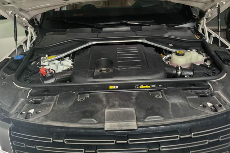 Used Land Rover Range 2023 Revised Version 3.0 L6 400 PS Extended Luxury Edition Engine Bay