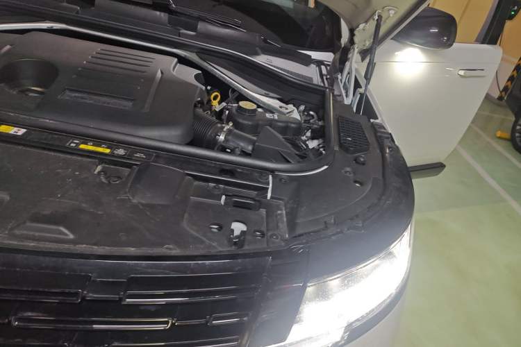 Used Land Rover Range 2023 3.0 L6 400 PS Prestige Seven-Seater Extended Version Engine Bay Left