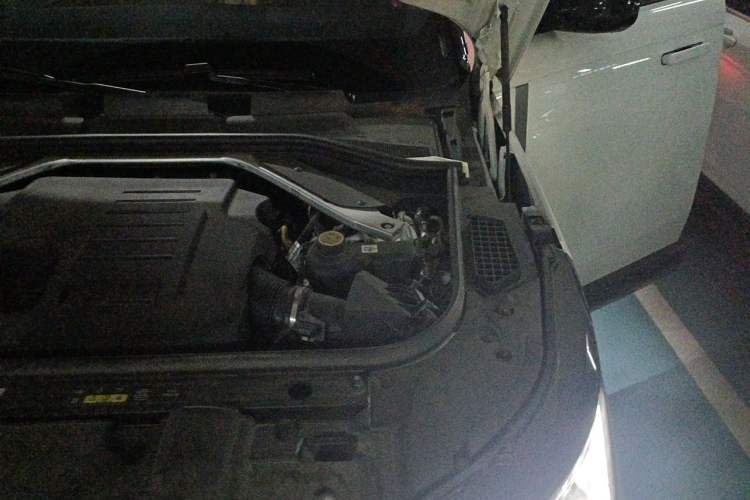 Used Land Rover Range 2023 3.0 L6 400 PS Prestige Seven-Seater Extended Version Engine Bay Left