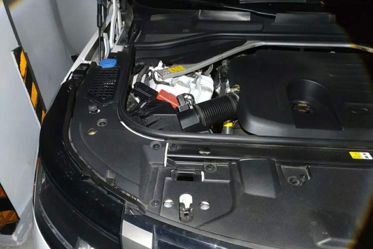 Used Land Rover Range 2023 3.0 L6 360 PS Grand Edition Engine Bay Right