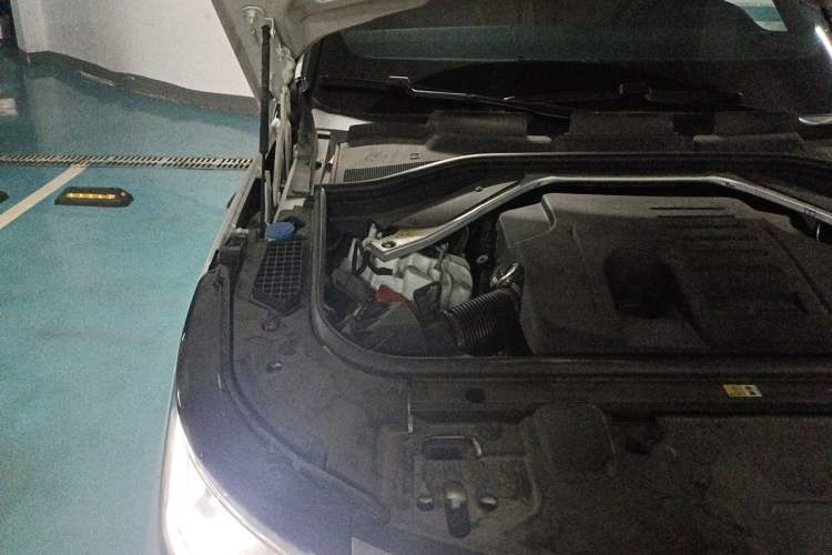 Used Land Rover Range 2023 3.0 L6 400 PS Prestige Seven-Seater Extended Version Engine Bay Right