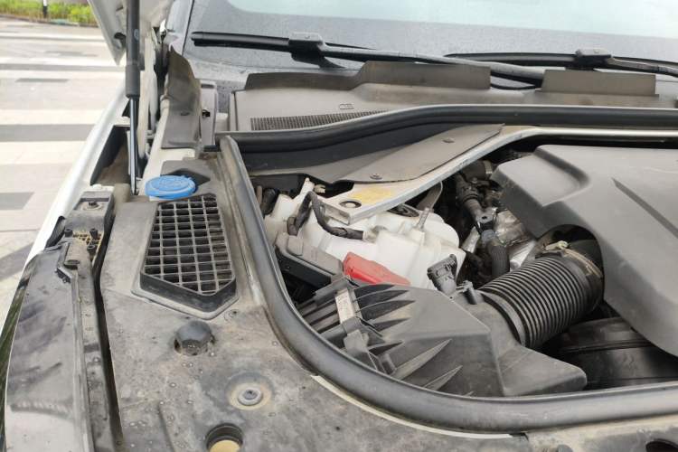 Used Land Rover Range 2023 3.0 L6 400 PS Prestige Seven-Seater Extended Version Engine Bay Right