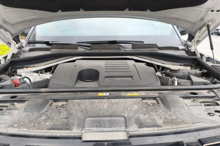 Used Land Rover Range 2023 3.0 L6 400 PS Prestige Seven-Seater Extended Version Engine Bay